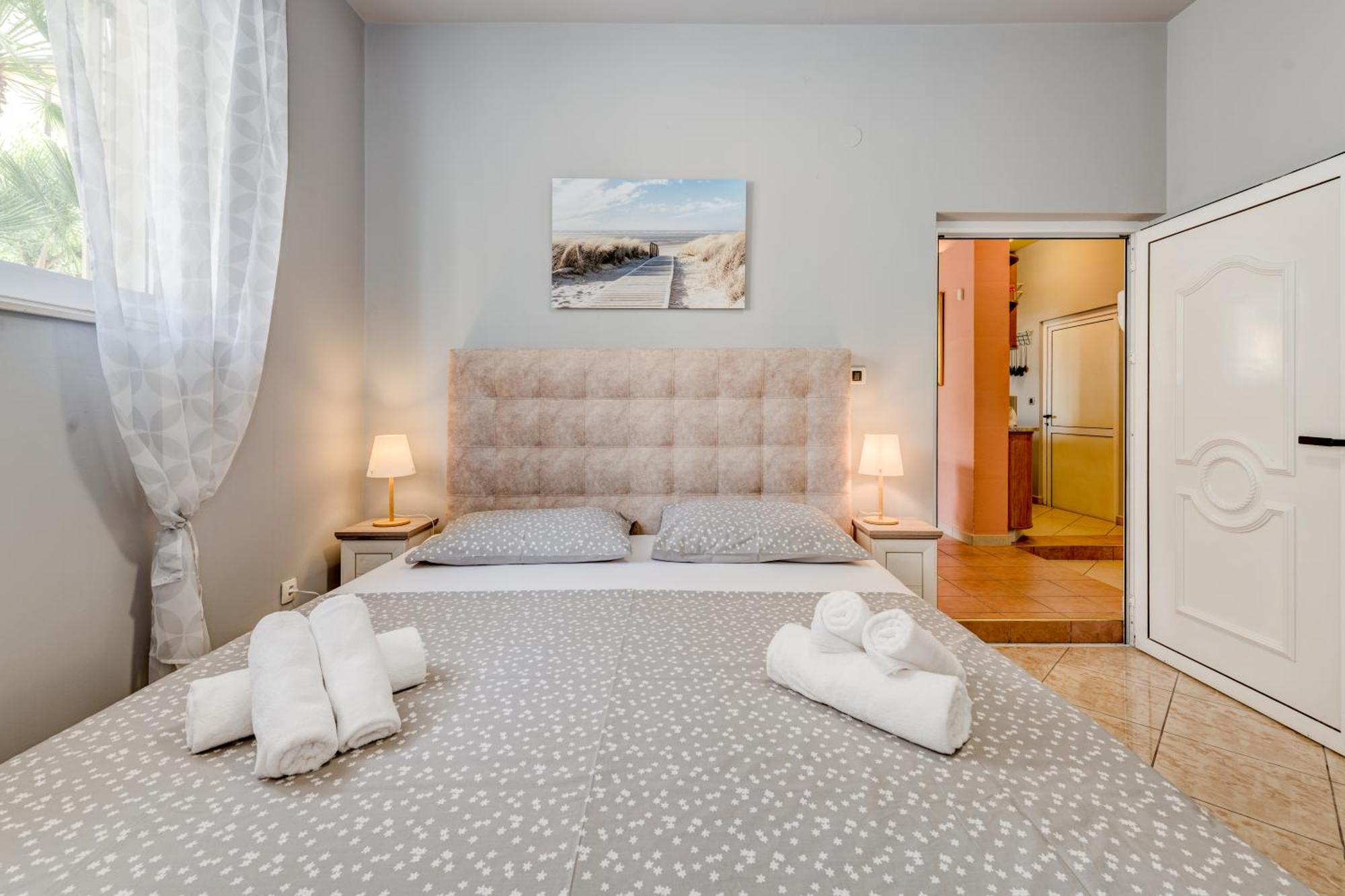 Blue Dolphin Apartment - Private Indoor Pool, Jacuzzi, Garden Split Exterior photo